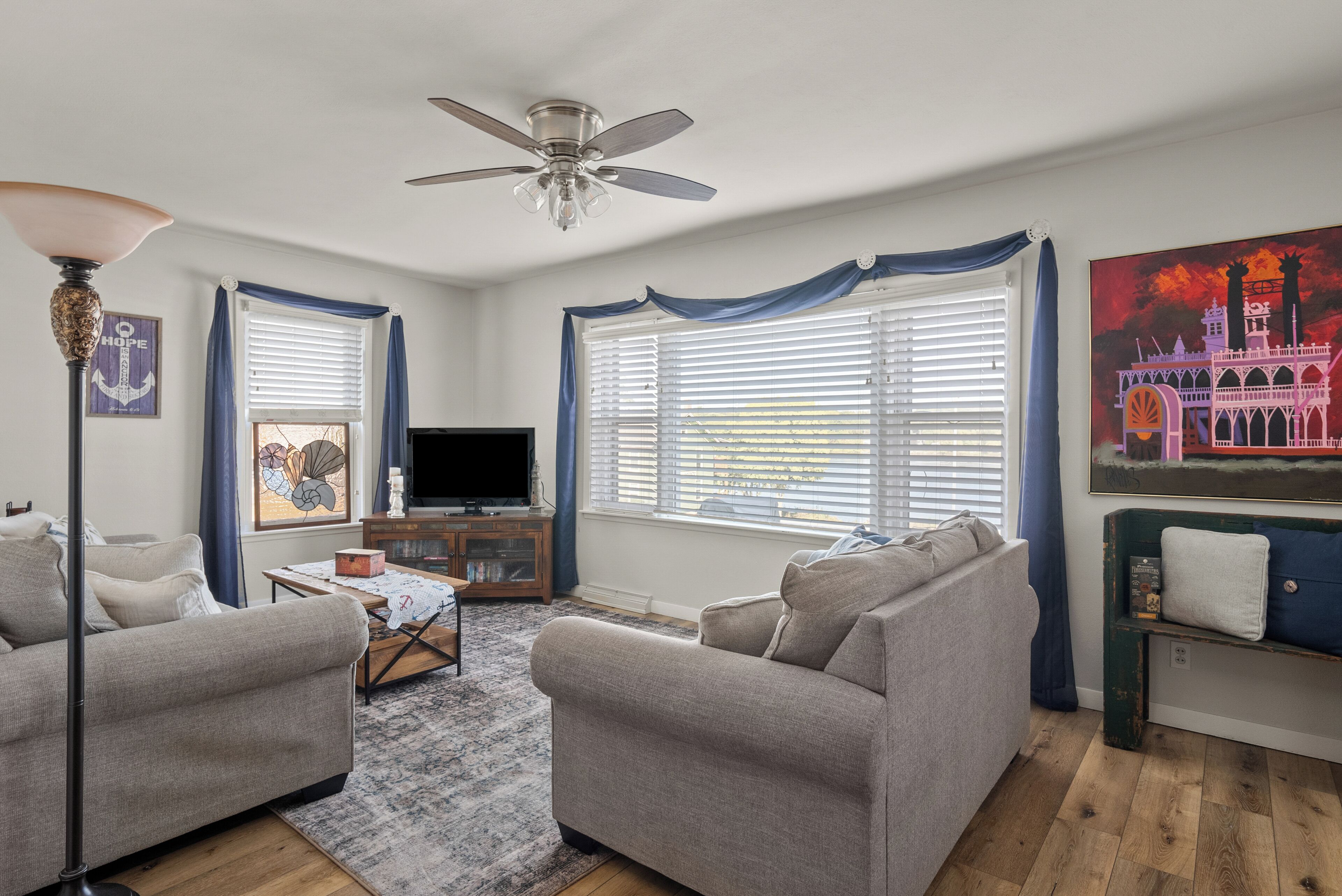 Fernseher, DVD-Player, Videothek, Stereoanlage