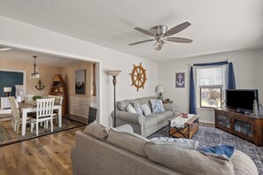 TV, DVD player, video library, stereo - The LeClaire River Chateau (Le Claire)