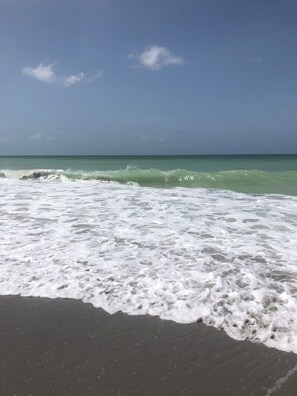 Ligstoelen aan het strand, strandlakens
