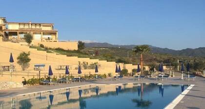 Haus mit Panoramablick auf Meer und Berge