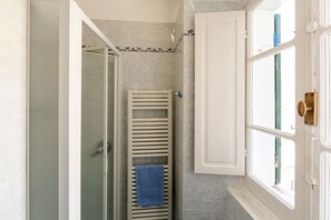 Hårtork och handdukar