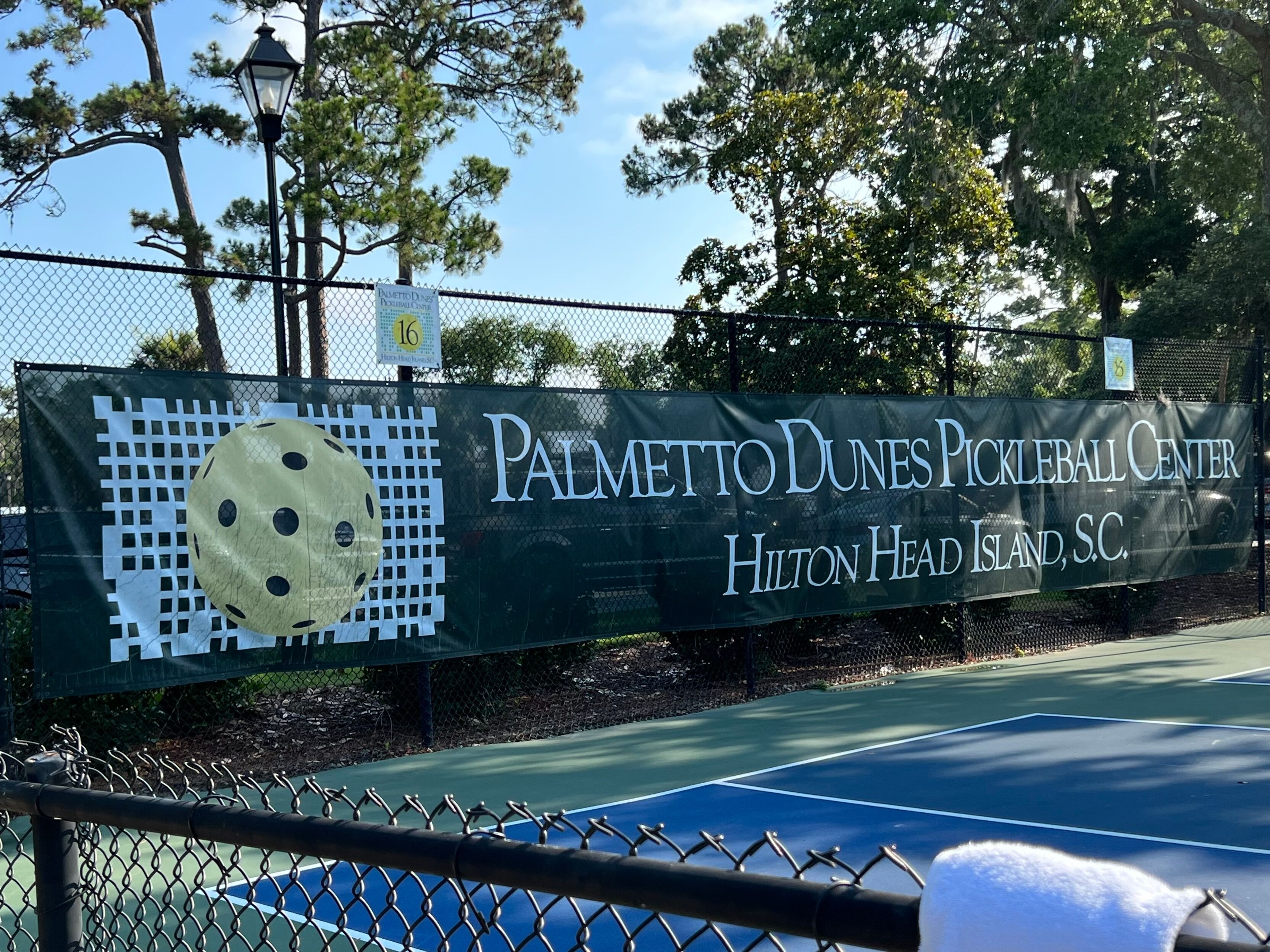 Une enseigne indiquant l’emplacement du centre de pickleball de Palmetto Dunes, sur l’île de Hilton Head, en Caroline du Sud.