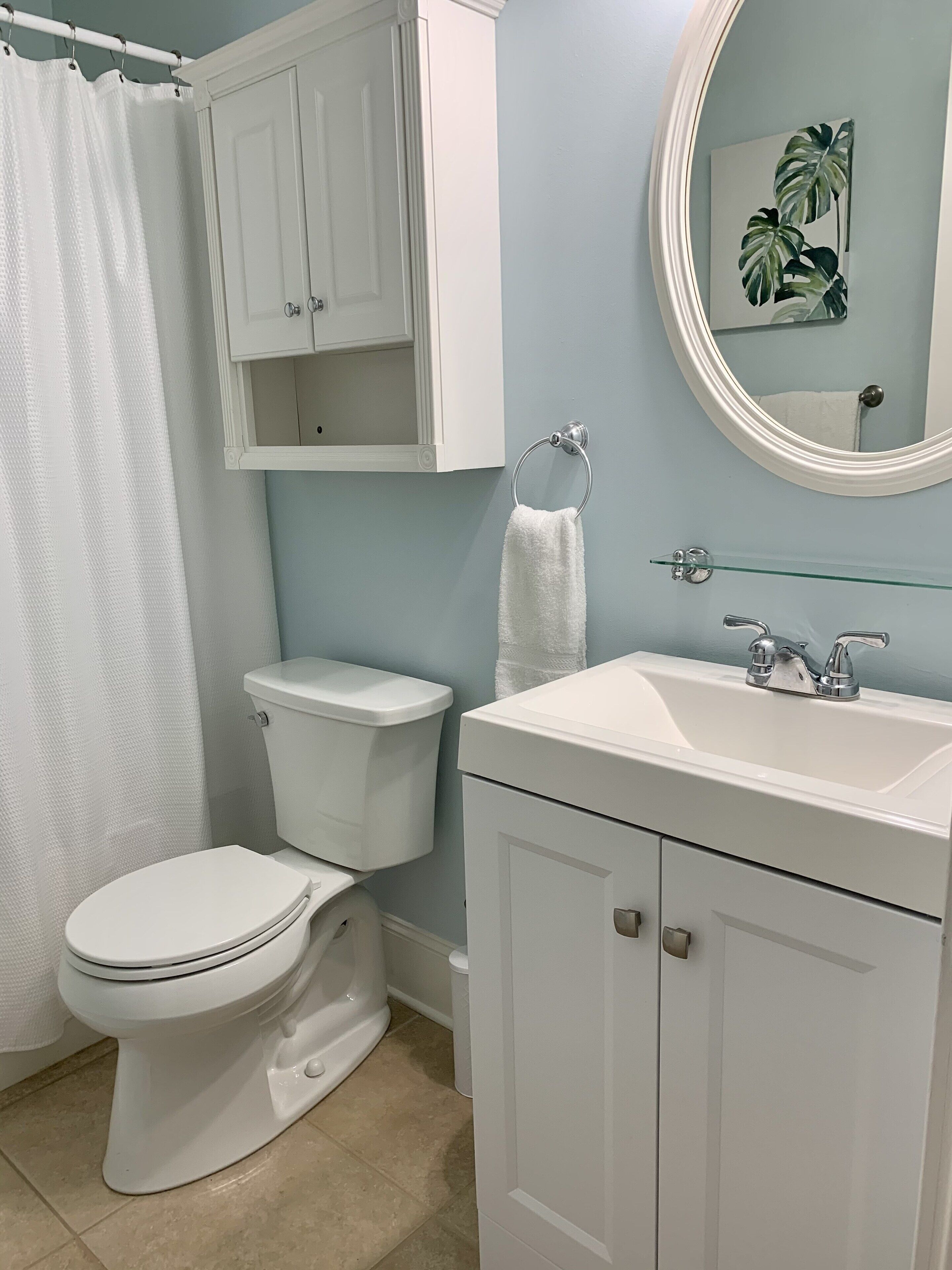 Un baño con inodoro, lavabo y espejo.