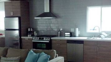 Coffee/tea maker, fridge, microwave, oven