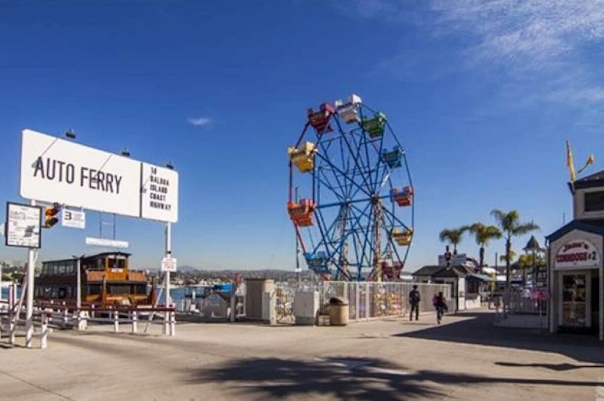 Une grande roue et un panneau indiquant le service de traversée pour les voitures.