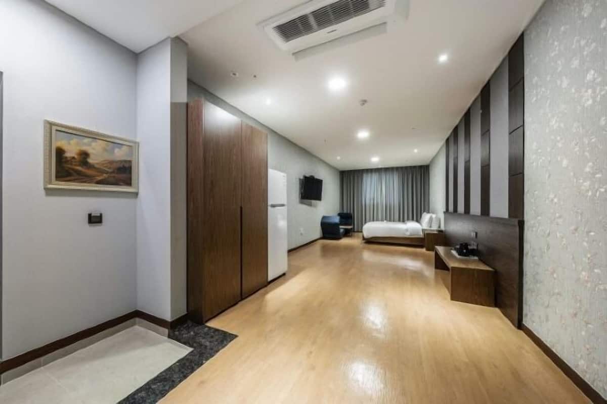 1 bedroom, premium bedding, in-room safe, individually furnished