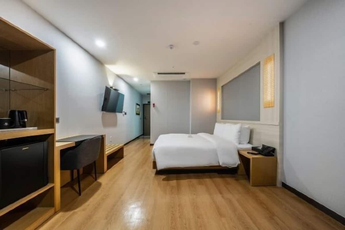 1 bedroom, premium bedding, in-room safe, individually furnished