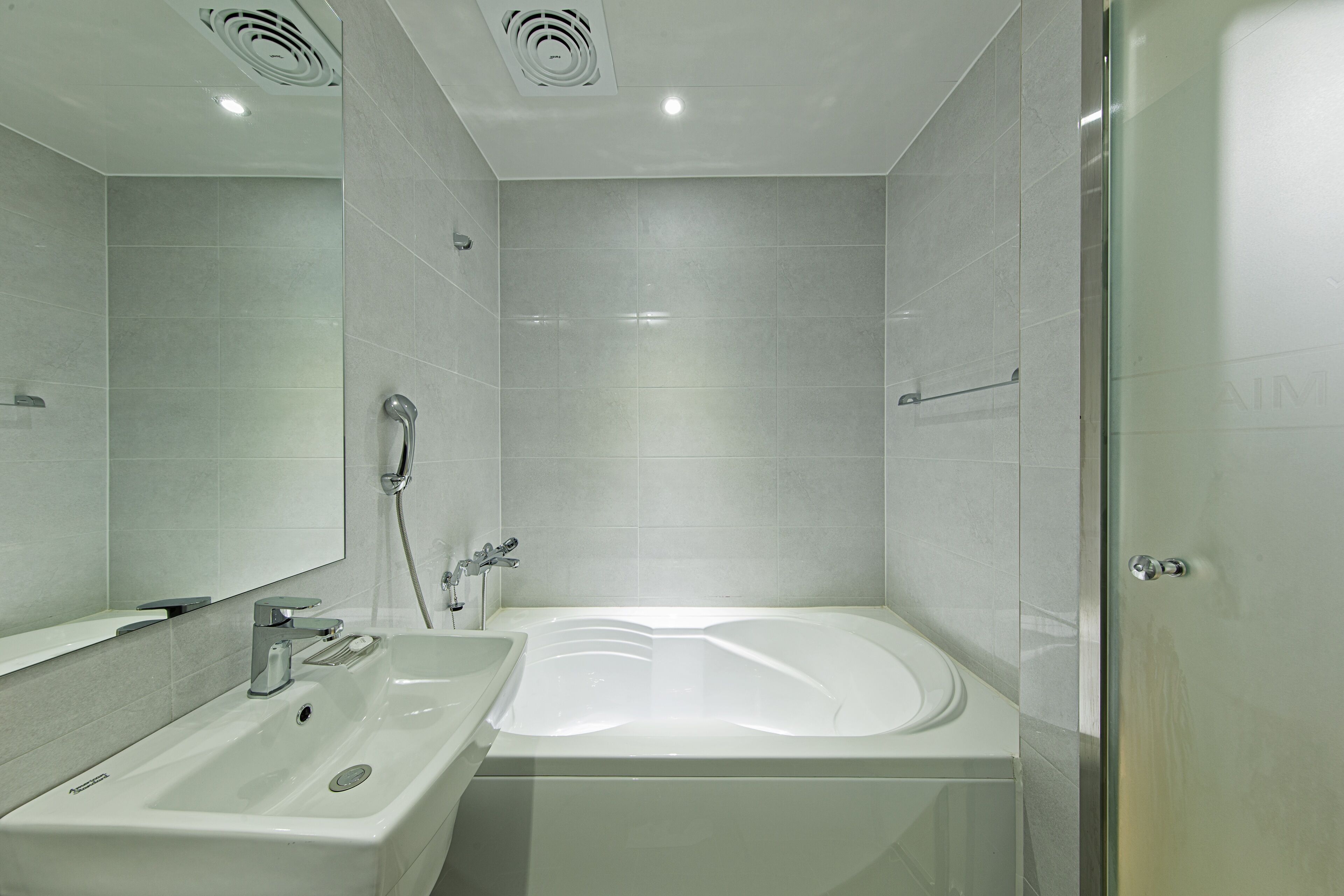 Un baño moderno con bañera, lavabo y ducha.