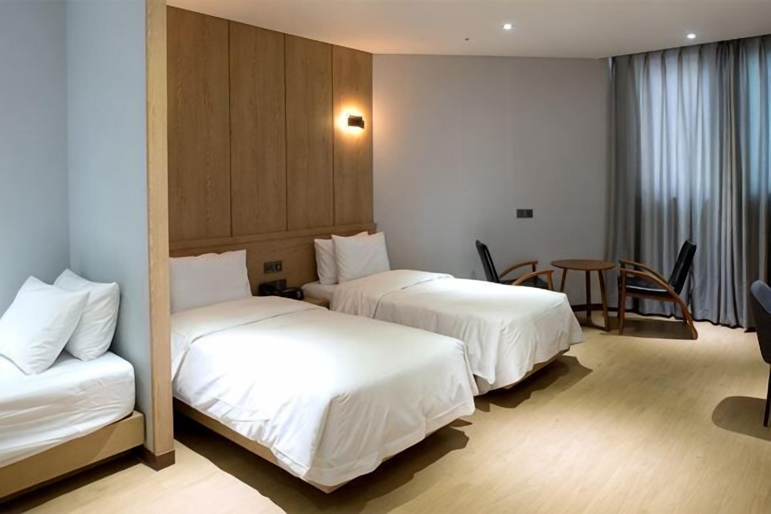 Ropa de cama de alta calidad y caja de seguridad en la habitación 