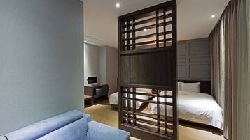 Suite, vista al océano (Twin) | Área de sala de estar | Televisión de pantalla plana y piso con calefacción