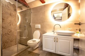 Badewanne, Haartrockner, Handtücher, Seife