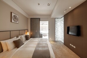 Down comforters, free minibar, in-room safe, laptop workspace