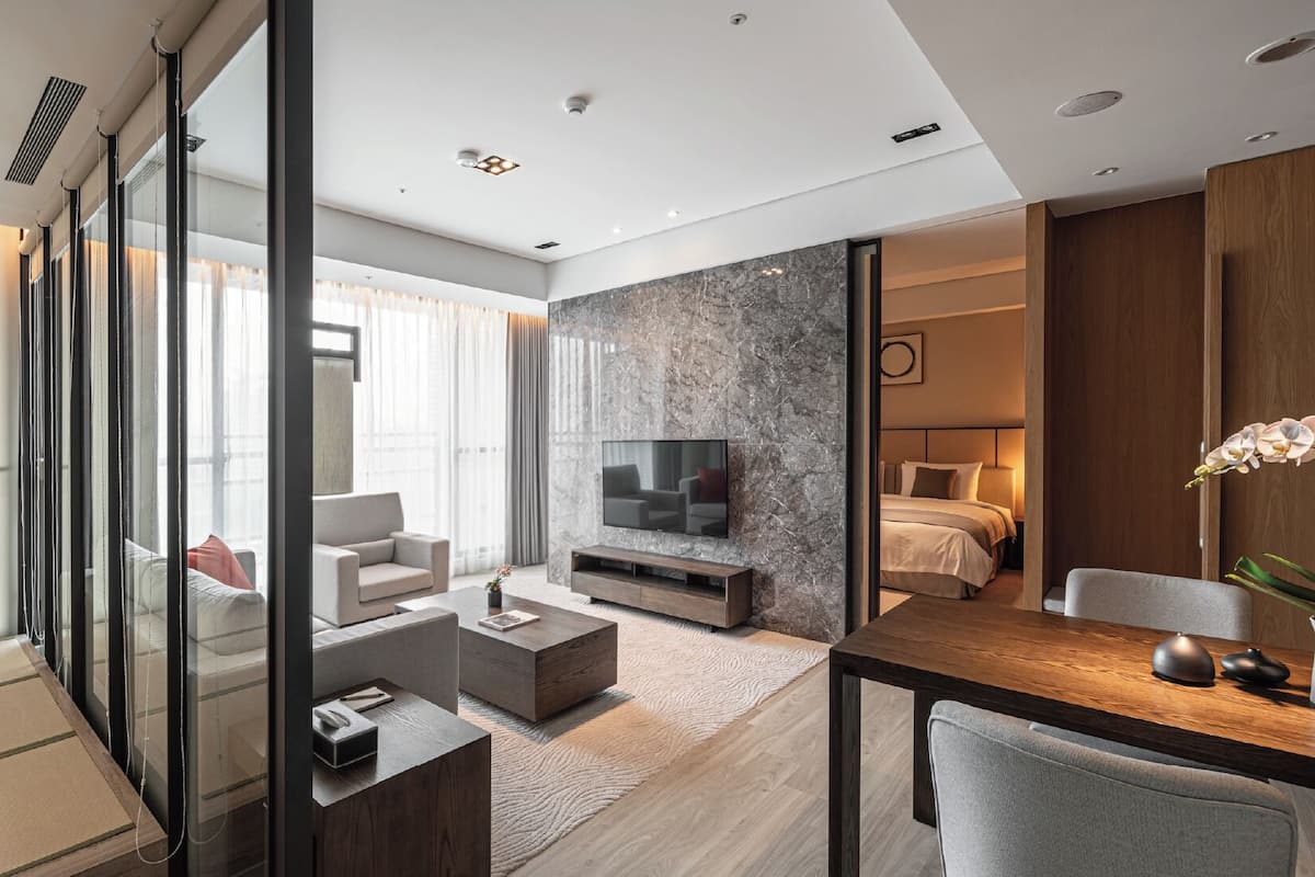 羽绒被、迷你吧(备有免费物品)、客房内保险箱、办公桌