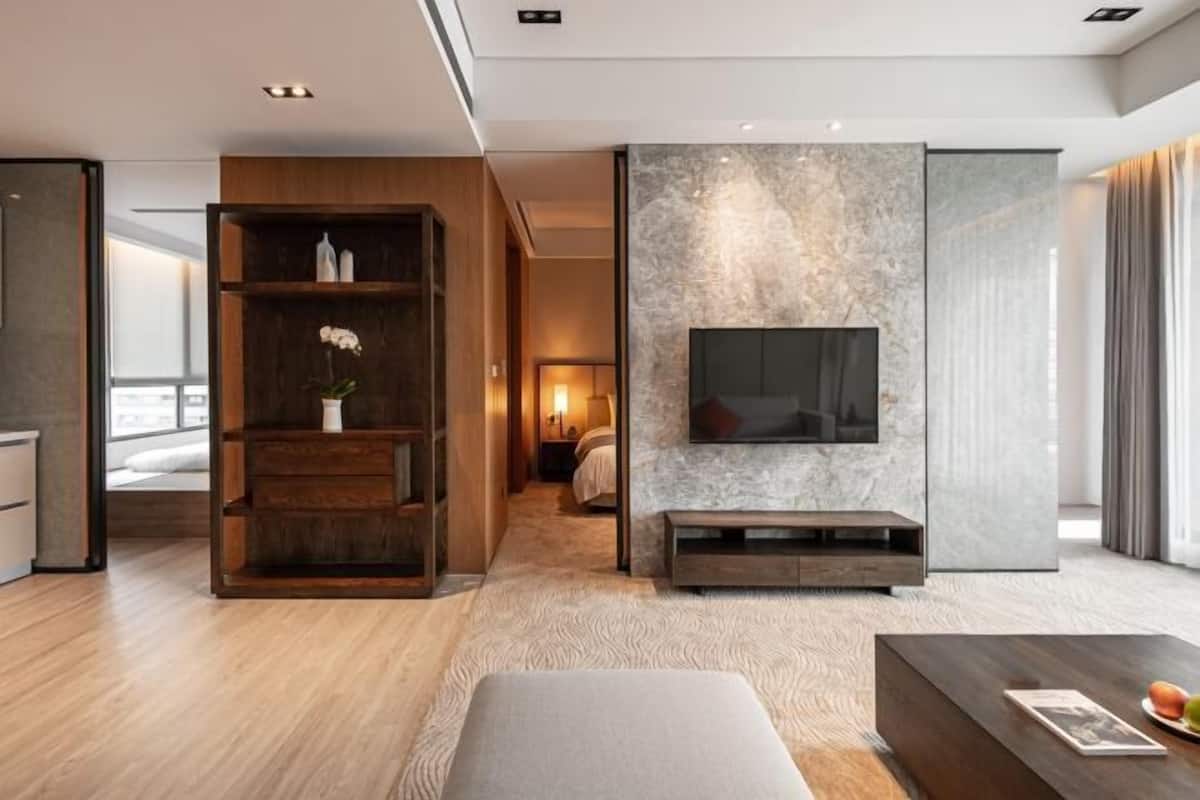 1 bedroom, down duvets, free minibar, in-room safe