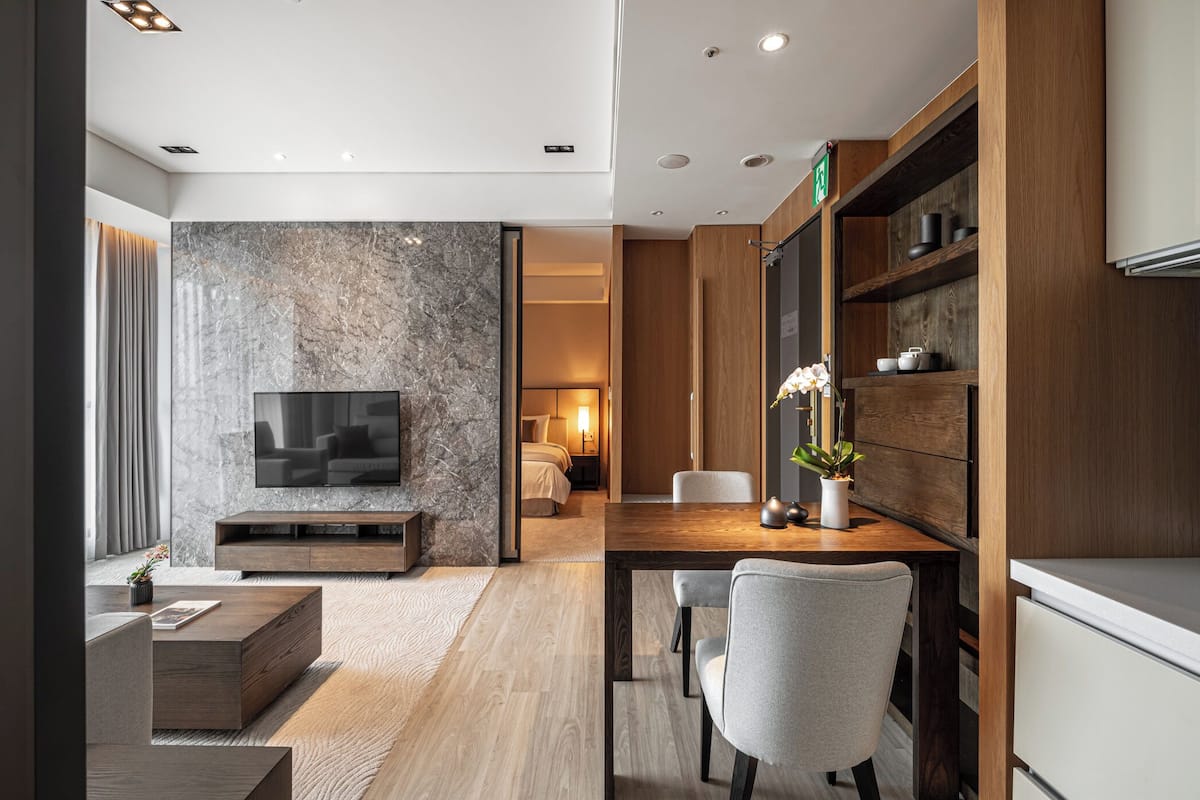 1 bedroom, down duvets, free minibar, in-room safe