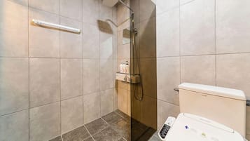 Chambre Double Standard | Salle de bain | Articles de toilette gratuits, sèche-cheveux, peignoirs, chaussons