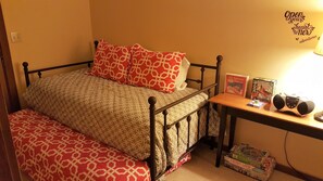Ein Schlafzimmer mit einem Bett, einem Nachttisch und einer Lampe.