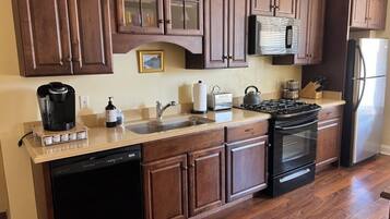 Kylskåp, mikrovågsugn, ugn och spishäll