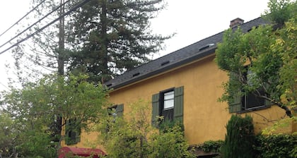 Beautifully Decorated Townhouse 2 Blks From Square