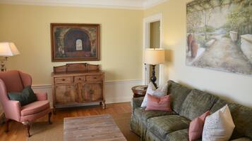 Flat-screen TV, stereo