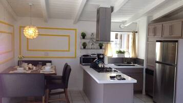 雪櫃、微波爐、焗爐、爐具