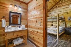 6 bedrooms, iron/ironing board, free WiFi, bed sheets