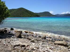 Plage, chaises longues, serviettes de plage