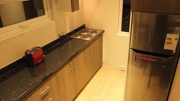 Design Cabin, 1 Queen Bed, Non Smoking | Private kitchen | Fridge, microwave, oven, stovetop