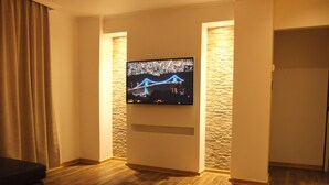 Kabin Desain, 1 Tempat Tidur Queen, Bebas Asap Rokok | Area keluarga | Smart TV 49-inci dengan saluran TV kabel, TV, dan Netflix