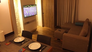 Kabin Desain, 1 Tempat Tidur Queen, Bebas Asap Rokok | Area keluarga | Smart TV 49-inci dengan saluran TV kabel, TV, dan Netflix