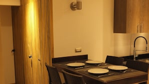 Kabin Desain, 1 Tempat Tidur Queen, Bebas Asap Rokok | Dapur pribadi | Lemari es, microwave, oven, dan kompor