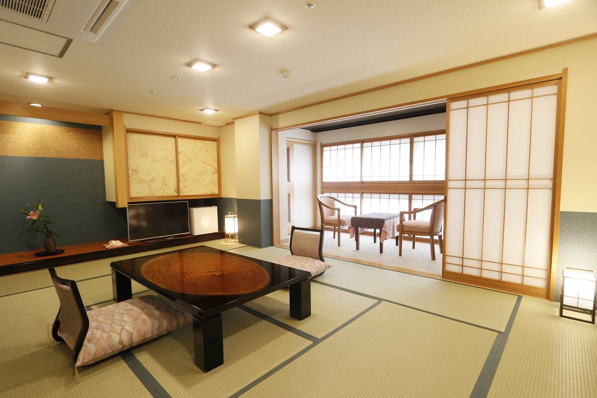 Habitación tradicional (Japanese Style) | Edredón, caja de seguridad en la habitación y escritorio