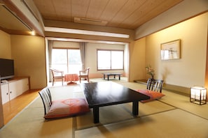 Habitación tradicional (Japanese Style) | Edredón, caja de seguridad en la habitación y escritorio