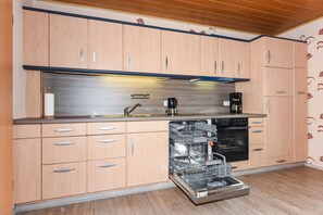 Kühlschrank, Mikrowelle, Ofen, Geschirrspüler