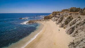 Plage à proximité, chaises longues, serviettes de plage