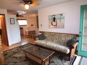 Smart-tv, een dvd-speler, boeken en een filmbibliotheek