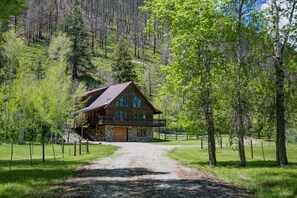 Exterior - Beautiful Home on 24 acre setting,  private mountain, creek, Close to Downtown (DURANGO)