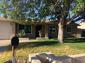 Property grounds - Cozy, Clean, Beautiful 5 Star reviews home.  A Quiet Gem! (Phoenix)