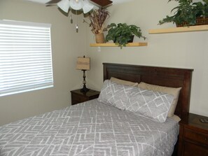 4 bedrooms, desk, iron/ironing board, free WiFi - Cozy, Clean, Beautiful 5 Star reviews home.  A Quiet Gem! (Phoenix)
