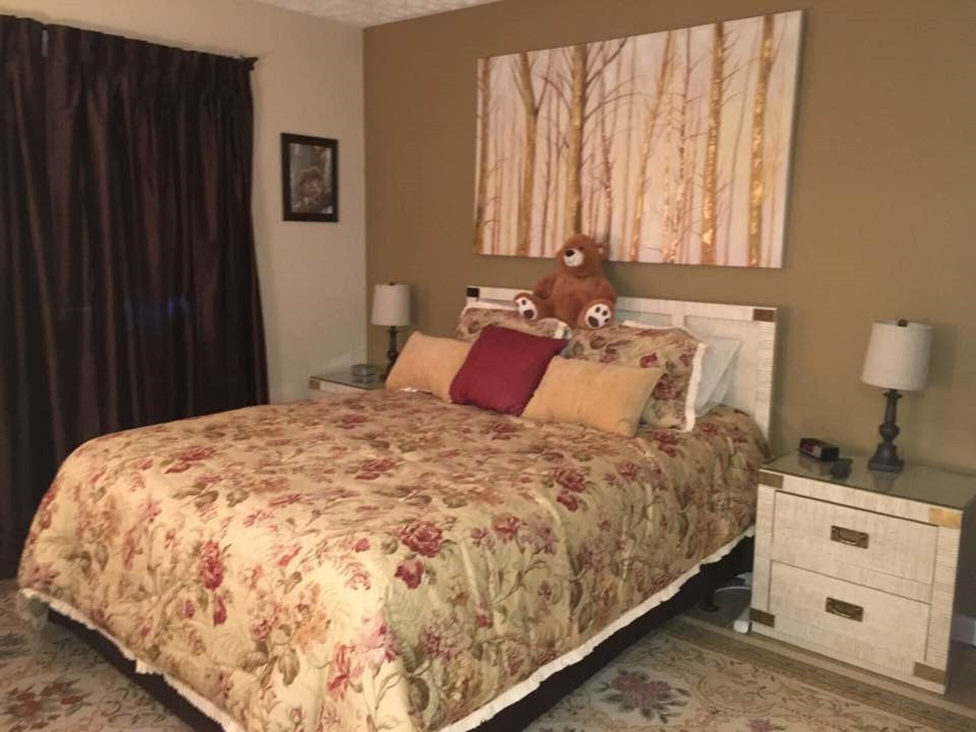 New listing- Five minute walk to slopes and village!