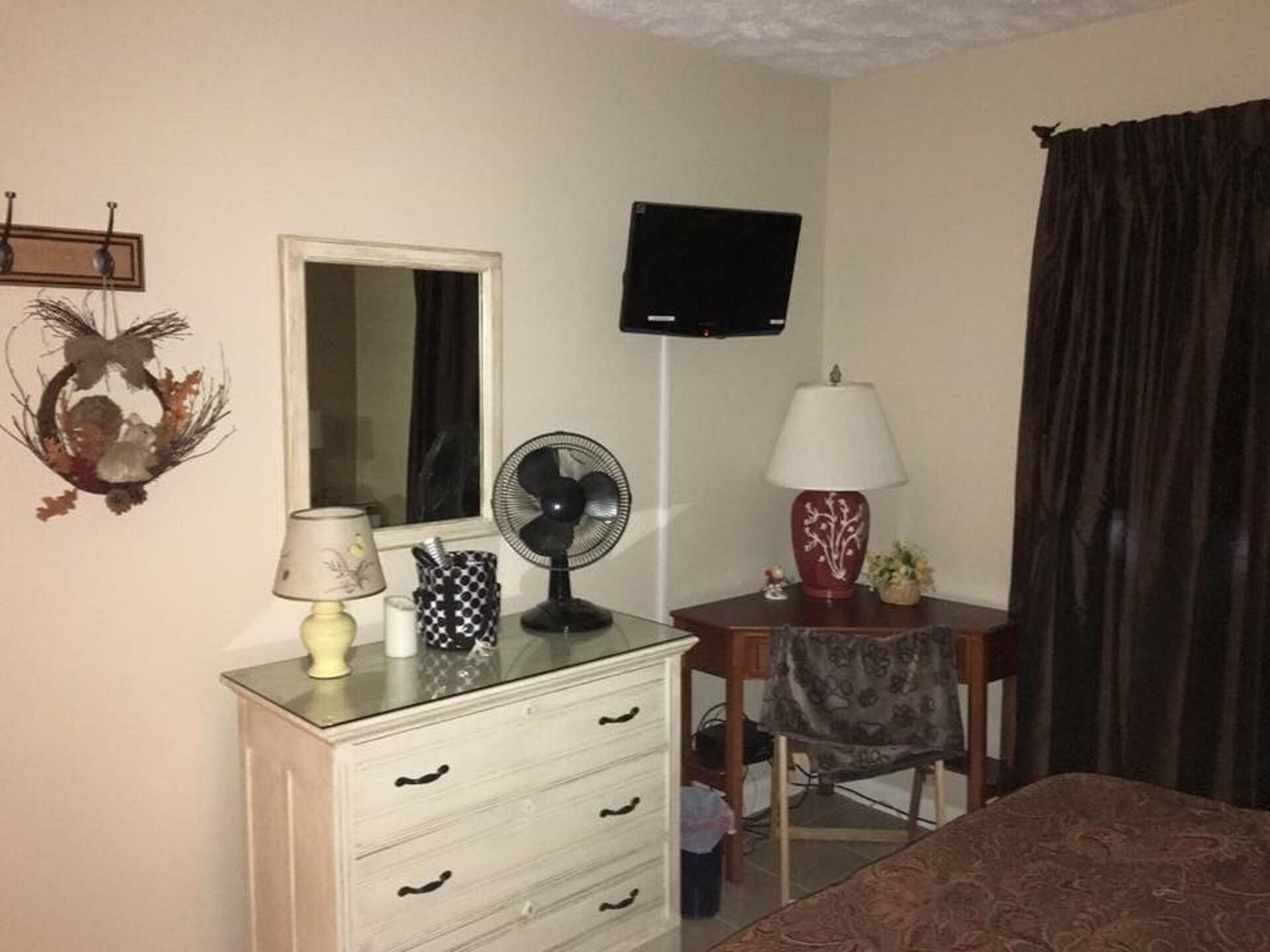 New listing- Five minute walk to slopes and village!