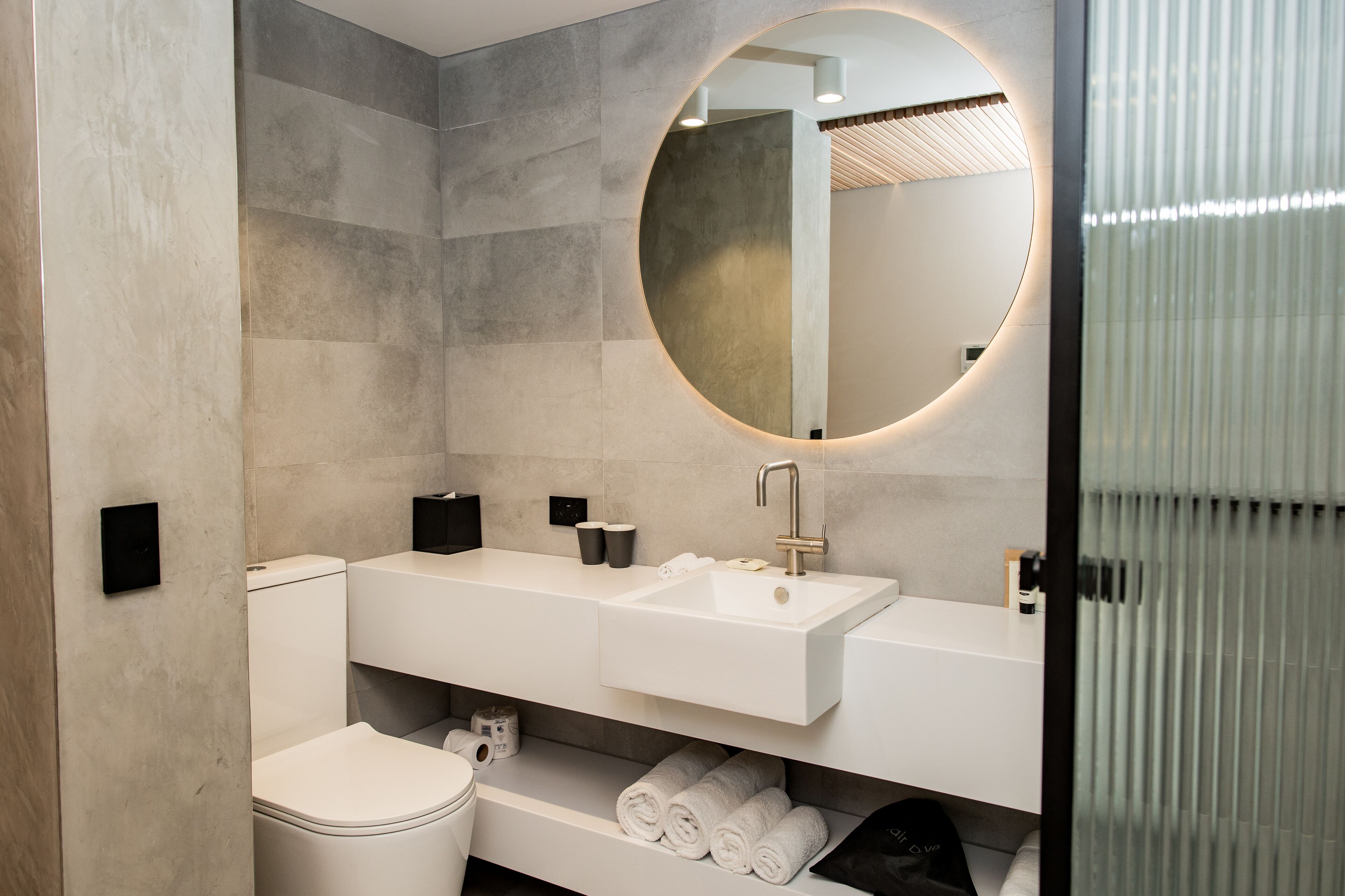 perth essential | bathroom | shower, rainfall showerhead, free toiletries, hair dryer