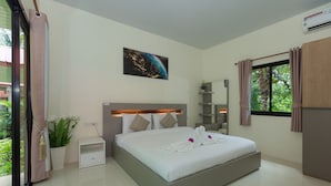 Une chambre à coucher moderne avec un grand lit, une table de chevet, une plante en pot et une fenêtre avec des rideaux.
