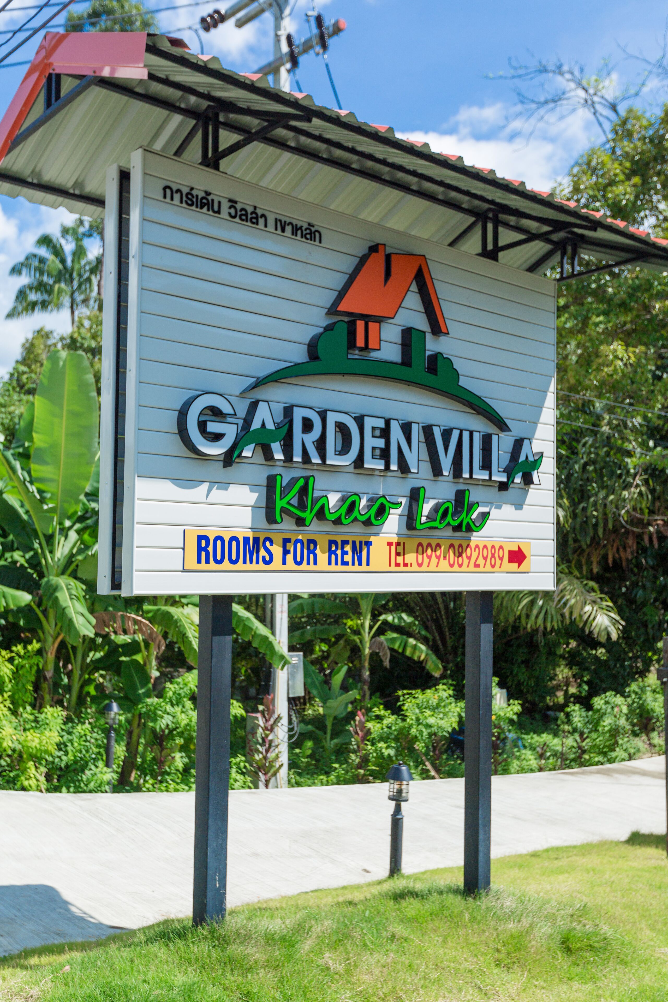 Señal de Garden Villa Khao Lak que anuncia habitaciones para alquilar.