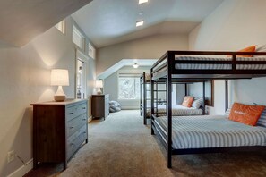 6 sovrum, skrivbord, resesäng och wi-fi