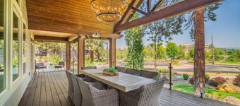 Ultimate River House-20 mins to Bachelor. Old Mill, Restaurants, Fireplace, Heated Deck