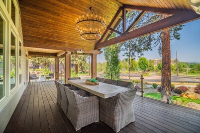 Ultimate River House-20 mins to Bachelor. Old Mill, Restaurants, Fireplace, Heated Deck