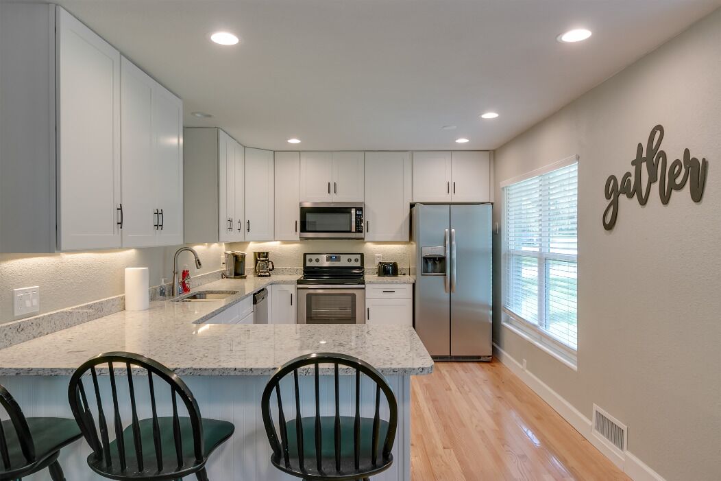 Kjøleskap, mikrobølgeovn, ovn og kokeplater