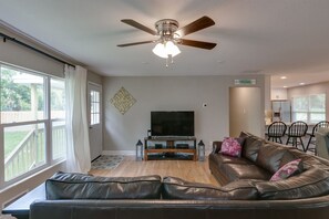 Smart-tv och ett bordtennisbord