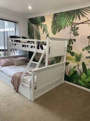 4 slaapkamers, een strijkplank/strijkijzer, reisbedje, gratis wifi